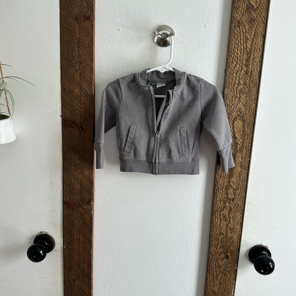 Hanes 6-12M Baby Boy Zip Fleece Jacket Gray
Minor Wash Wear